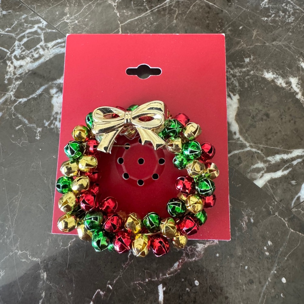 Kohl's Christmas Wreath Jingle Bell Brooch Pin Gold Red Green XP5090G